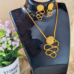 Ensemble chaine boucles d'oreilles grande dame n°3